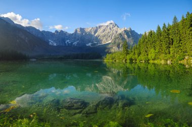 Yüksek çözünürlüklü t Laghi di Fusine dağ Gölü Panoraması