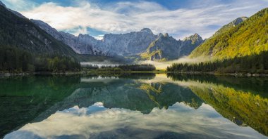 Dağ ve göl sahne görünümü