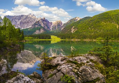 Gecenin Laghi di Fusine Julian Alps için dağ gölü