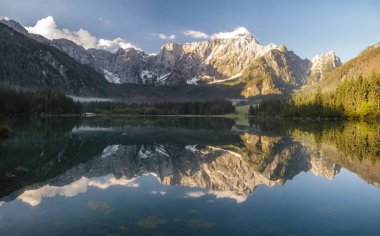 Yüksek çözünürlüklü t Laghi di Fusine dağ Gölü Panoraması