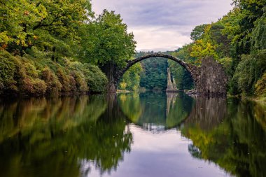 Şeytan'ın Köprüsü parkta Kromlau sonbahar, bulutlu akşam, 