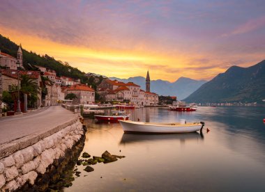 Perast, Karadağ çevre Kotor Bay üzerinde gündoğumu