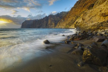 Los Gigantes Tenerife kayalıklarla on Sunset