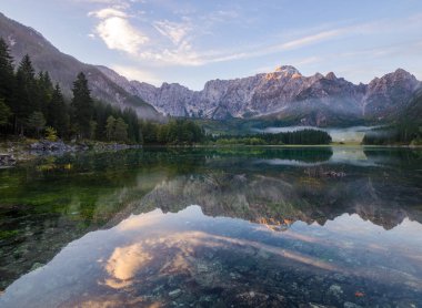 Şafak julian alps içinde dağ gölü Laghi di fusine üzerinde 