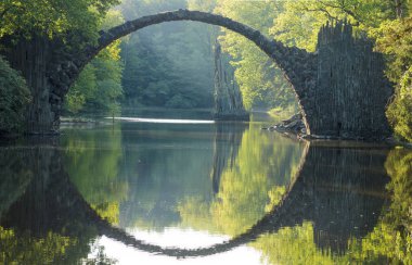 Şeytan'ın Köprüsü parkta, çiçekli rhododendr Kromlau, Almanya