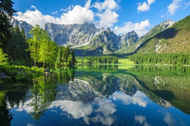 Yüksek çözünürlüklü t Laghi di Fusine dağ Gölü Panoraması