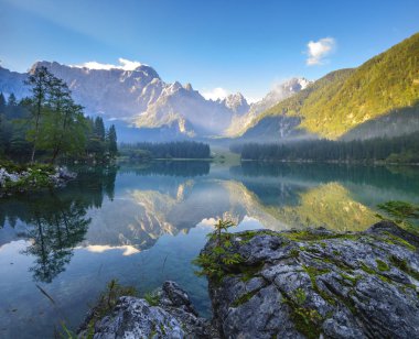 Dağ ve göl sahne görünümü
