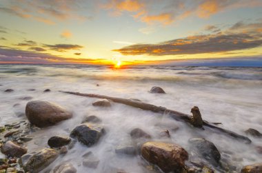 Günbatımı Wolin Milli Parkı, Polonya ve Baltık Denizi üzerinde