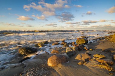 Sunset beach ve kayalıklarla Wolinski Milli Parkı'nda, Baltık, Polonya