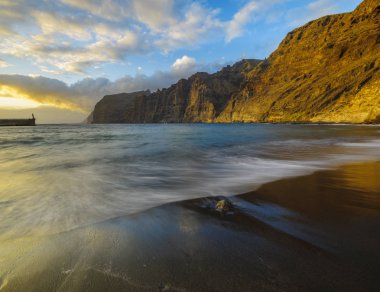 Los Gigantes Tenerife kayalıklarla on Sunset