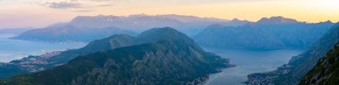 Dağları Panoraması Karadağ Kotor Körfezi üzerinden günbatımı