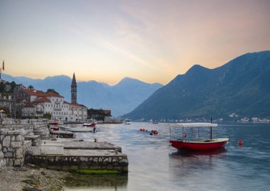 Perast, Karadağ çevre Kotor Bay üzerinde gündoğumu