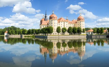 Moritzburg Kalesi. Dresden, Almanya, AB yakınındaki gölde Castle