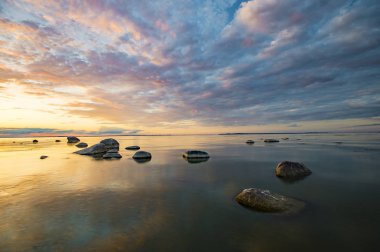 Baltık Denizi güzel gündoğumu, sonra fırtına taşlı beach