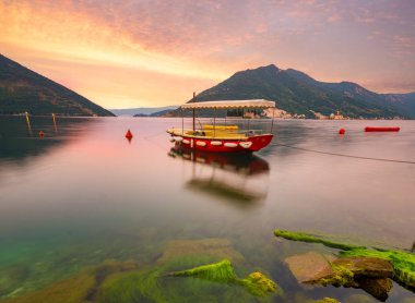 Perast, Karadağ çevre Kotor Bay üzerinde gündoğumu