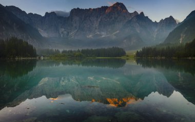 Güzel dağ gölü Laghi Di Fusine sabah