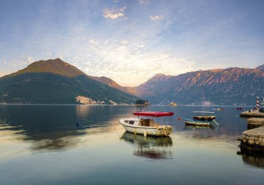 Perast, Karadağ çevre Kotor Bay üzerinde gündoğumu