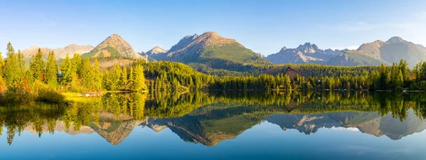 Панорама з високою роздільною здатністю гірського озера Штрбске Плесо в слова — стокове фото