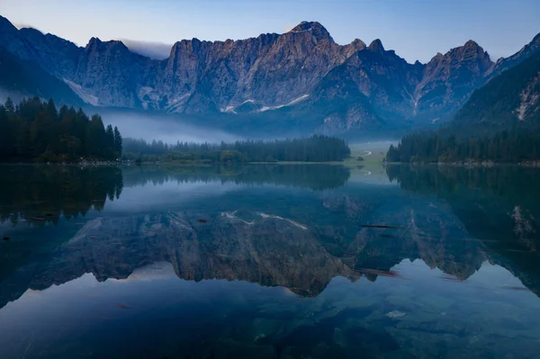 Güzel dağ gölü Laghi Di Fusine sabah — Stok fotoğraf