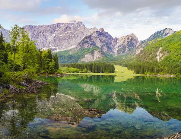 Lago de montaña por la mañana, Laghi di Fusine en los Alpes Julianos — Foto de Stock