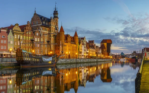 Coloridas fachadas góticas da cidade velha em Gdansk, Polônia — Fotografia de Stock