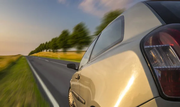 Een weergave van een auto langs de weg — Stockfoto