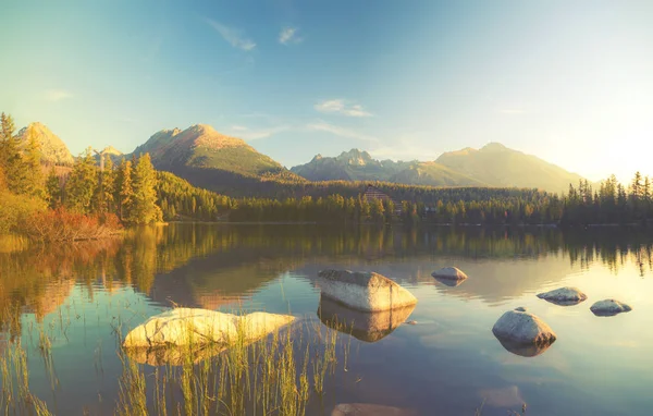 Panorama s vysokým rozlišením horského jezera Štrbské Pleso v Matrixu — Stock fotografie