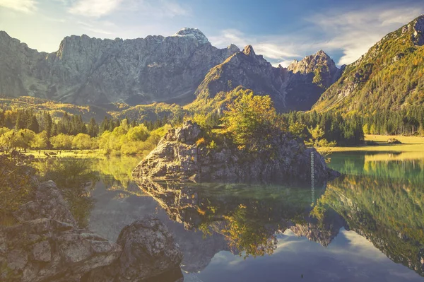 Panorama horské jezero v dopoledních hodinách v Julských Alpách — Stock fotografie