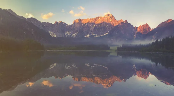 Nascer do sol sobre o lago de montanha cristalino nos Alpes Julianos — Fotografia de Stock