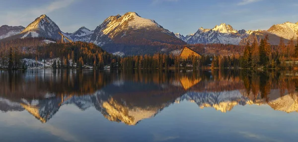 Zimní panorama horské jezero Štrbské pleso na Slovensku — Stock fotografie