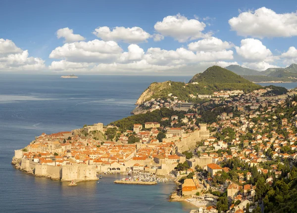 Vista de la ciudad vieja Dubrovnik en un hermoso día de verano, Croacia — Foto de Stock