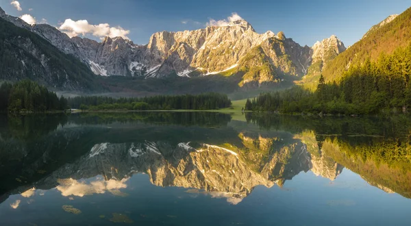 Panorama de alta resolução do lago alpino Laghi di Fusine em t — Fotografia de Stock