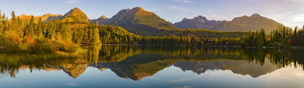 Panorama s vysokým rozlišením horského jezera Štrbské Pleso v Matrixu — Stock fotografie