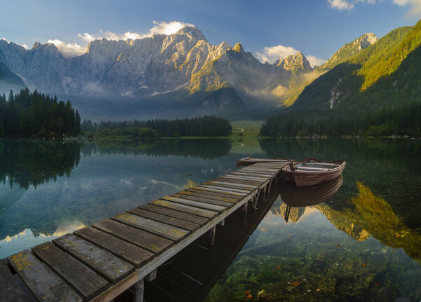 Красивое горное озеро Laghi Di Fusine утром
