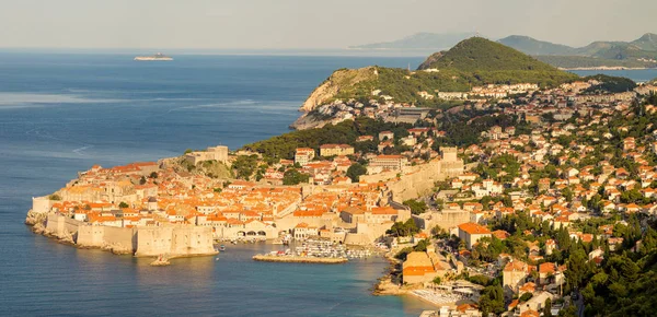 Vista de la ciudad vieja Dubrovnik en un hermoso día de verano, Croacia — Foto de Stock