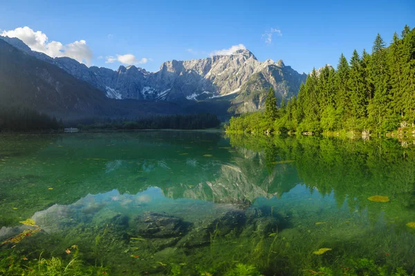 Panorama de alta resolución del lago alpino Laghi di Fusine en t — Foto de Stock