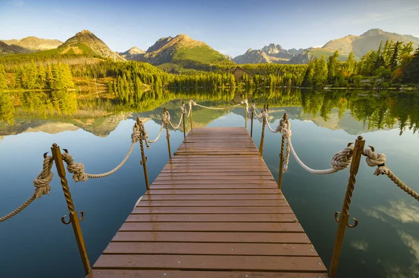 Panorama s vysokým rozlišením horského jezera Štrbské Pleso v Matrixu — Stock fotografie