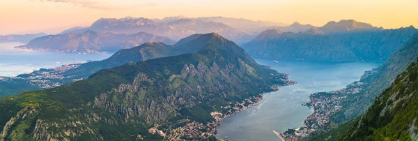 Zachód słońca nad zatoki Kotor w Czarnogórze panorama gór — Zdjęcie stockowe