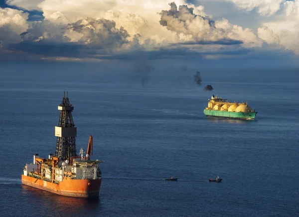 Vrtné plošiny a tanker lng na oceánu — Stock fotografie