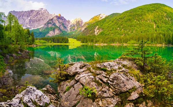 Lago de montaña por la mañana, Laghi di Fusine en los Alpes Julianos — Foto de Stock