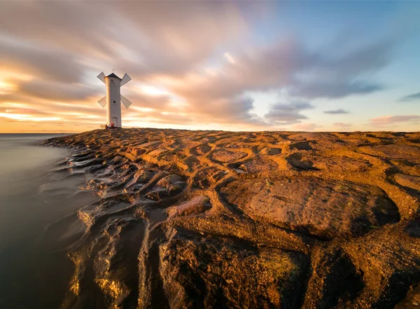 Beau coucher de soleil sur un phare en forme de moulin à vent, Swinoujscie , — Photo