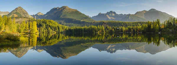 Lago de montaña en los Altos Tatras en Eslovaquia, Strbske Pleso — Foto de Stock