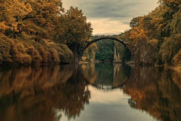 Outono, noite nublada sobre a ponte do Diabo no parque Kromlau , — Fotografia de Stock