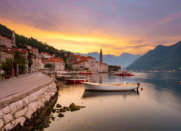 Wschód słońca nad Zatoką Kotorską, w pobliżu Perast, Czarnogóra — Zdjęcie stockowe