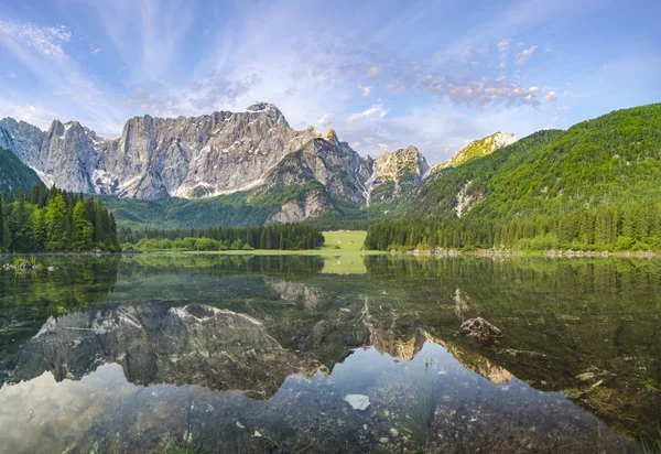 Lago de montaña por la mañana, Laghi di Fusine en los Alpes Julianos — Foto de Stock