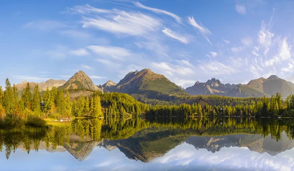 Montanha lago no Alto Tatras na Eslováquia, Strbske Pleso — Fotografia de Stock