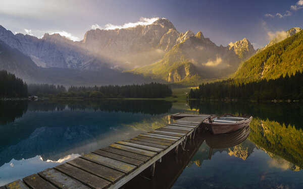 Красивое горное озеро Laghi Di Fusine утром
