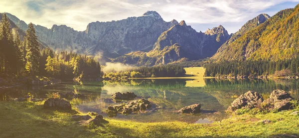 Fjällsjö på morgonen, Laghi di Fusine i Juliska alperna — Stockfoto