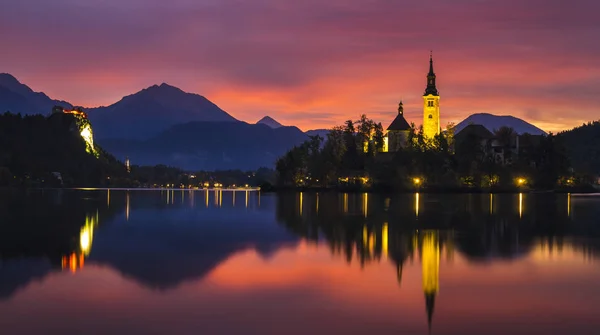 Fairytale, flerfärgad dawn över sjön Bled i Slovenien — Stockfoto