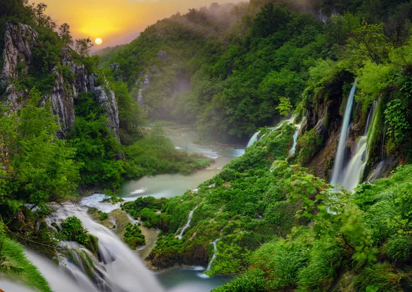 Východ slunce nad vodopádem v Plitvice, Chorvatsko — Stock fotografie